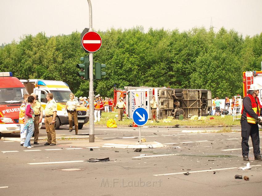 Schwerer Unfall mit Reisebus Lohmar Donrather Dreieck P122.JPG